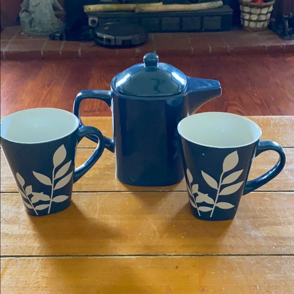 Gorgeous ceramic teapot & 2 cups new w/ 1 dot